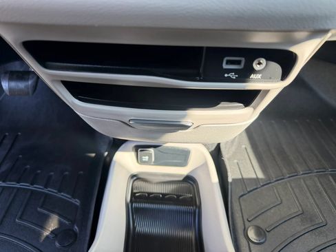 Used 2020 Chrysler Voyager L FWD image 27