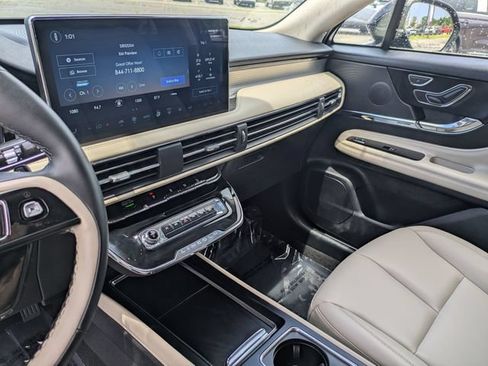Used 2025 Lincoln Corsair FWD image 21