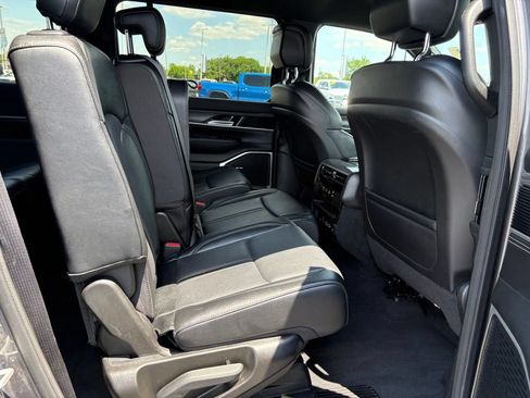 Used 2024 Jeep Wagoneer Series II w/ Flexible Seating Group AWD/4WD image 13