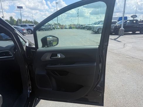Used 2025 Chrysler Pacifica Select FWD image 58