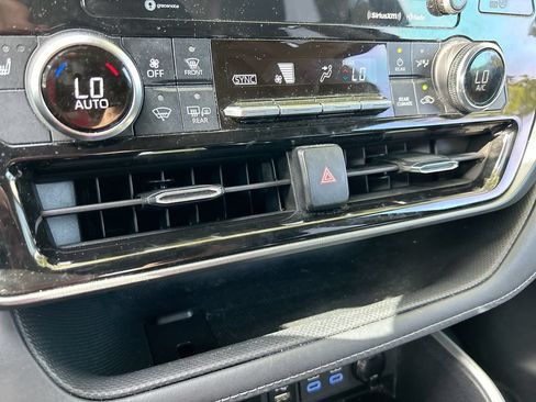Used 2022 Toyota Highlander XLE FWD image 24