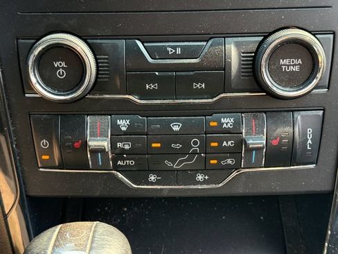 Used 2019 Ford Explorer XLT w/ Equipment Group 202A AWD/4WD image 34