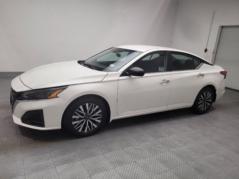 Used 2025 Nissan Altima 2.5 SV FWD image 2