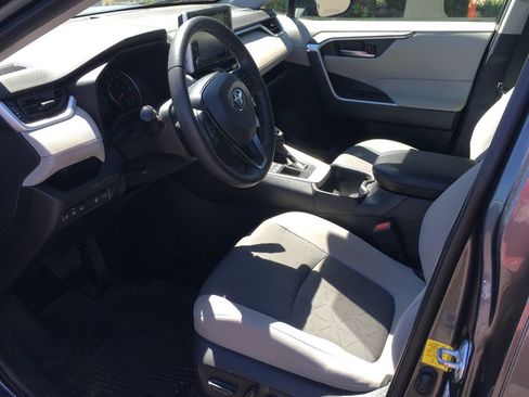 Used 2021 Toyota RAV4 XLE w/ Convenience Package AWD/4WD image 4