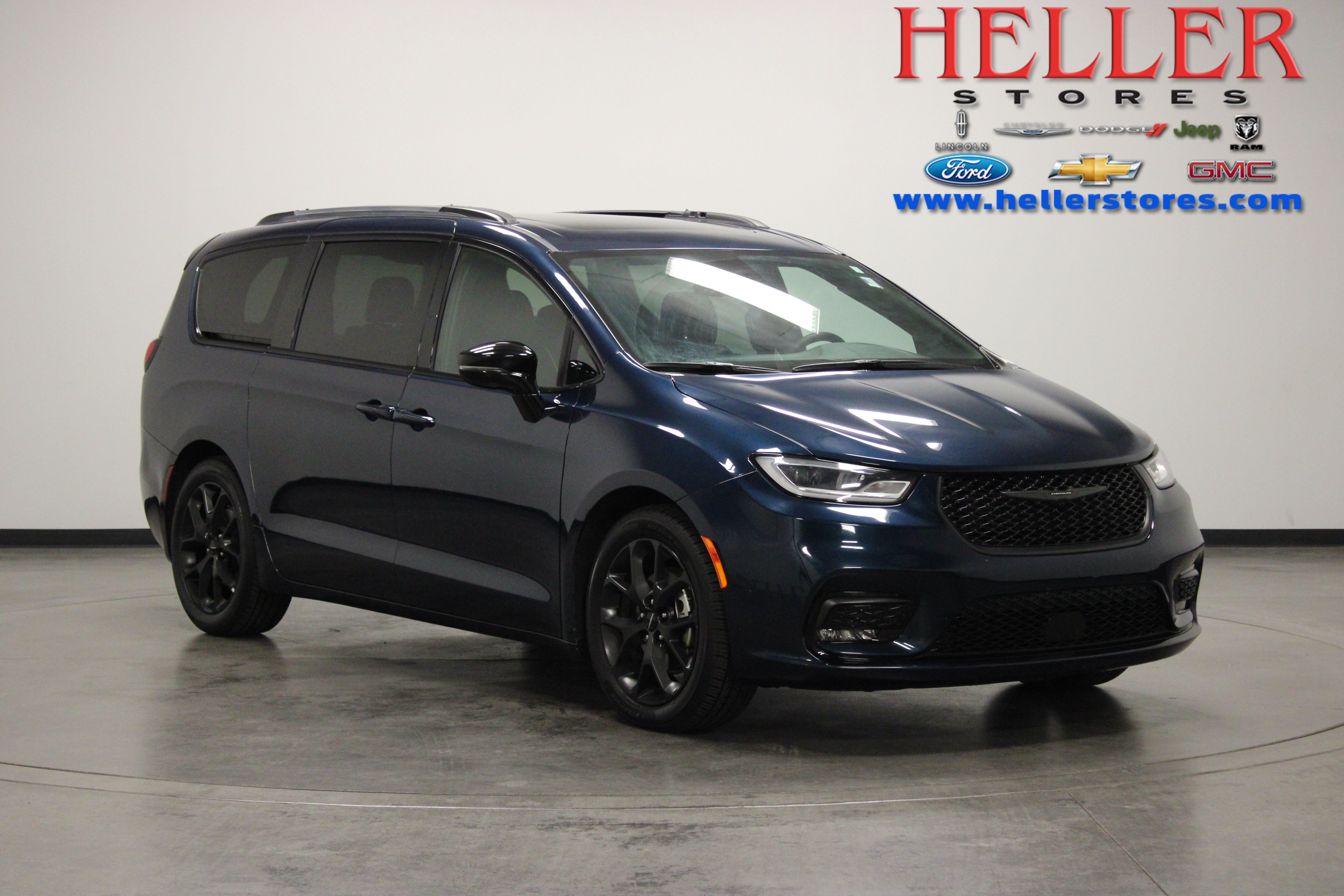 Used 2025 Chrysler Pacifica Limited FWD image 1