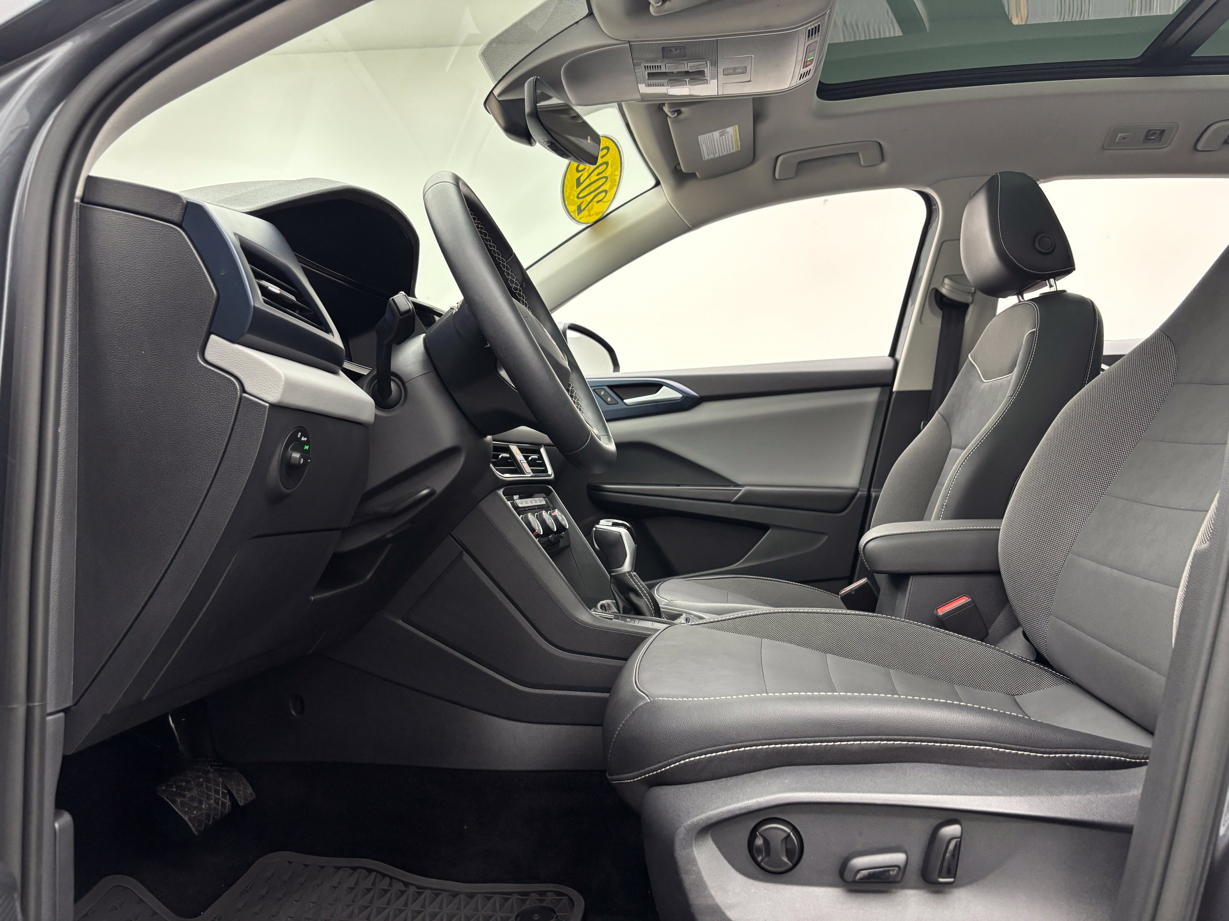 Used 2023 Volkswagen Taos SE w/ Panoramic Sunroof Package FWD image 17