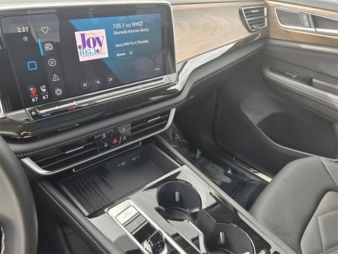 Certified 2025 Volkswagen Atlas SE w/ Panoramic Sunroof Package image 23