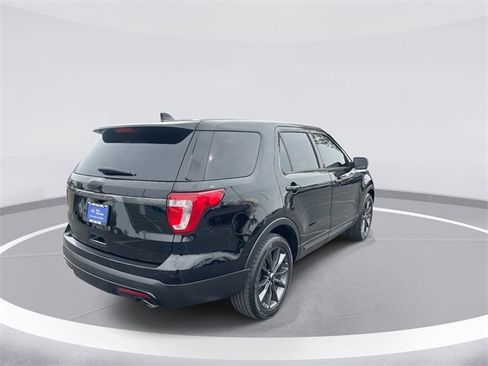 Certified 2017 Ford Explorer XLT w/ Equipment Group 202A image 5