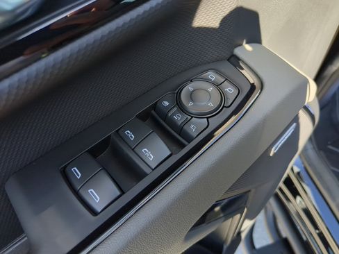 Used 2025 Chevrolet Silverado 2500 ZR2 w/ Technology Package image 17