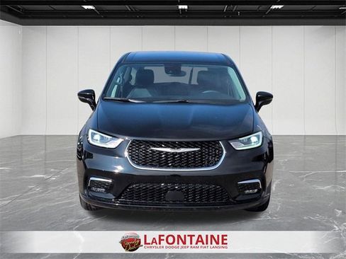 Certified 2024 Chrysler Pacifica Touring-L image 8