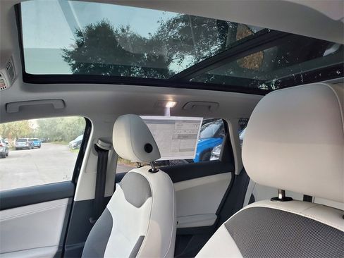 New 2025 Volkswagen Taos SE image 8