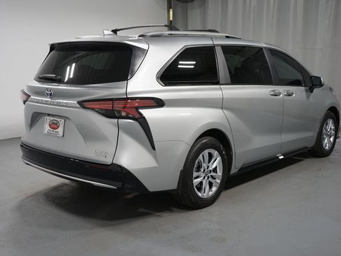 Certified 2023 Toyota Sienna Limited image 8