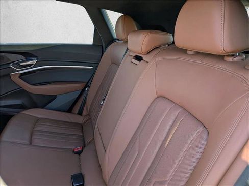 Used 2022 Audi e-tron Premium Plus w/ Premium Plus Package image 16