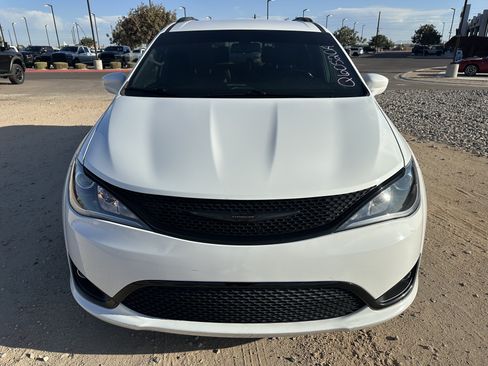 Used 2020 Chrysler Pacifica Touring-L Plus w/ S Appearance Package FWD image 8