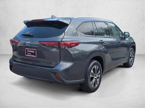 Certified 2021 Toyota Highlander XLE FWD image 5