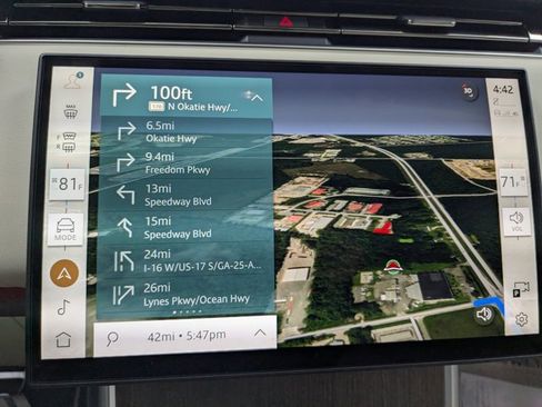 Certified 2025 Land Rover Range Rover SE image 15