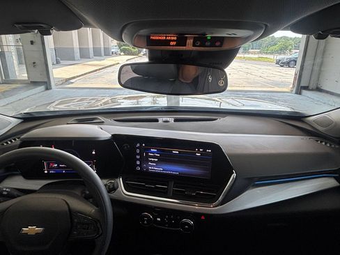 Used 2025 Chevrolet Trax LT FWD image 33