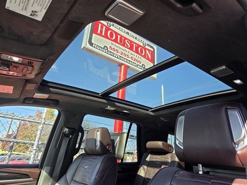 Used 2023 Cadillac Escalade Sport Platinum w/ LPO, ONYX Package image 18