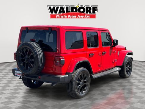 Used 2025 Jeep Wrangler Sahara AWD/4WD image 6