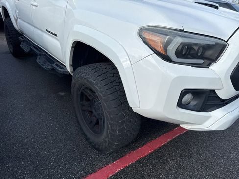 Used 2017 Toyota Tacoma TRD Sport w/ Tow Package (A/T) AWD/4WD image 4