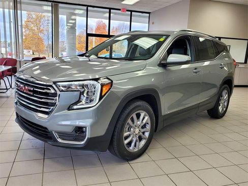 Used 2024 GMC Terrain SLT image 3