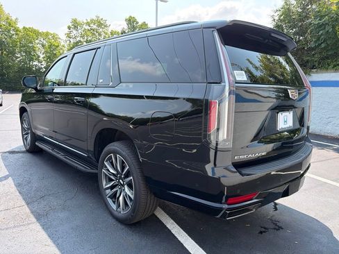 Used 2022 Cadillac Escalade ESV Sport AWD/4WD image 3