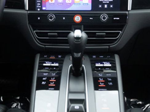 Used 2023 Porsche Macan AWD/4WD image 80