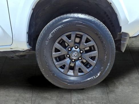 Used 2021 Toyota Tacoma SR5 AWD/4WD image 9