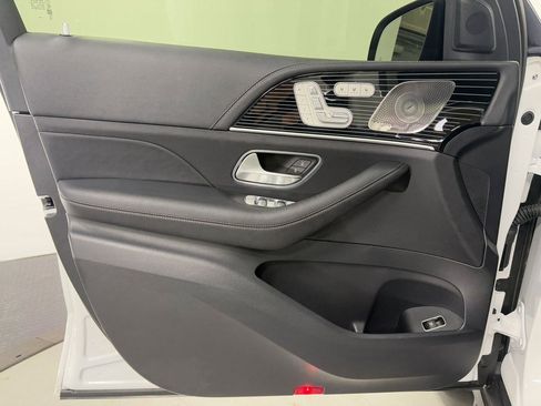 Used 2024 Mercedes-Benz GLS 580 4MATIC image 5