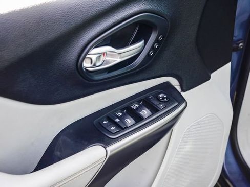 Used 2019 Jeep Cherokee Limited w/ Technology Group image 24