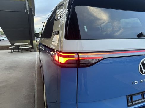 Used 2025 Volkswagen ID. Buzz 1st Edition image 12