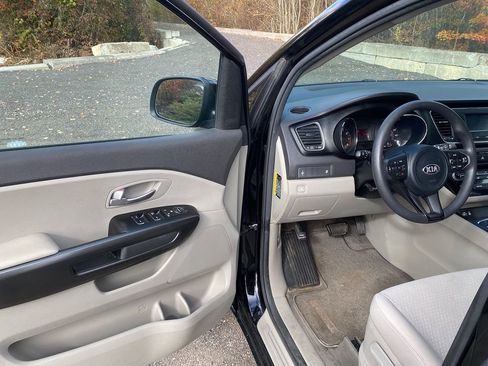 Used 2018 Kia Sedona L image 6