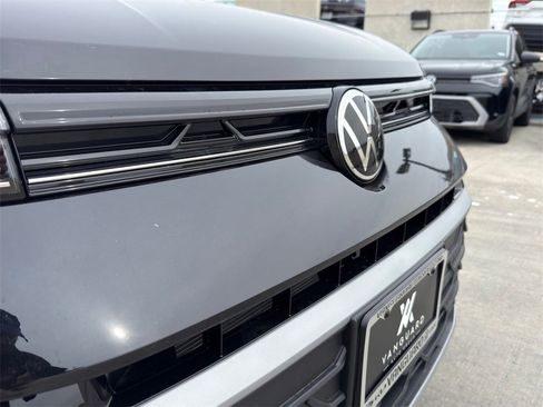 New 2026 Volkswagen Taos SE image 6