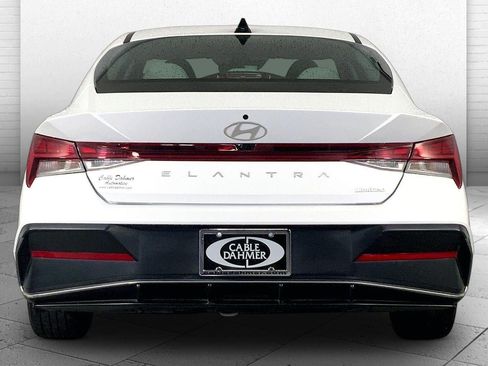 Used 2025 Hyundai Elantra Limited FWD image 3