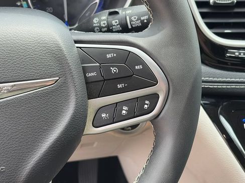 Used 2023 Chrysler Pacifica Touring-L FWD image 22