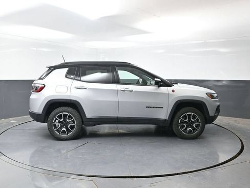 Used 2025 Jeep Compass Trailhawk AWD/4WD image 3