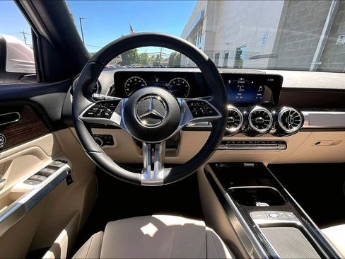 Used 2026 Mercedes-Benz GLB 250 4MATIC image 5
