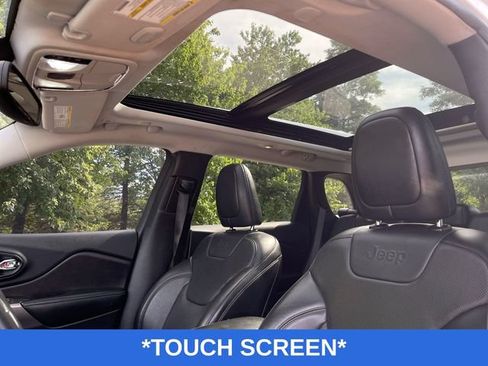 Used 2019 Jeep Cherokee Limited w/ Luxury Group AWD/4WD image 11