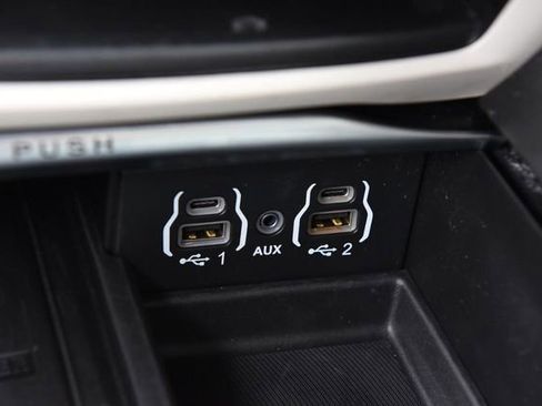 Used 2023 Chrysler Pacifica Limited FWD image 16