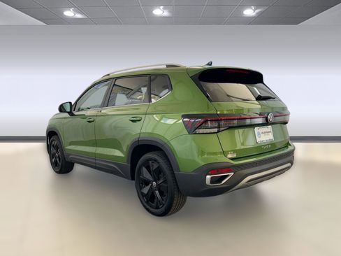 New 2026 Volkswagen Taos SE image 3