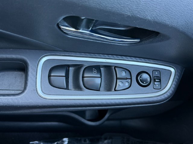 Used 2024 Nissan Versa SR FWD image 14