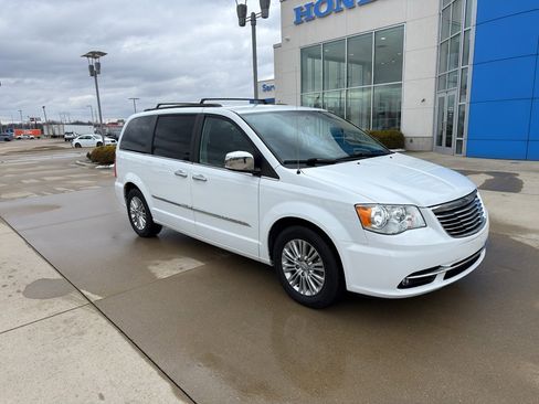 Used 2015 Chrysler Town & Country Touring-L w/ Driver Convenience Group image 3