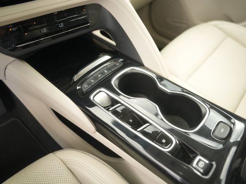 Used 2023 Buick Envision Essence image 17