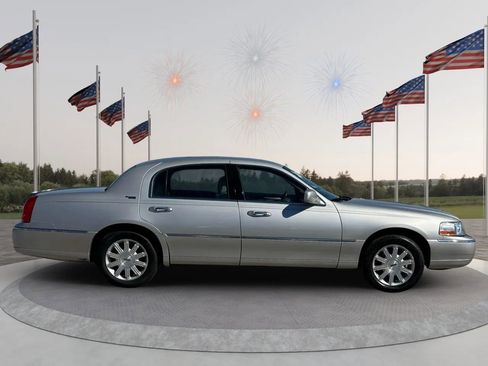 Used 2009 Lincoln Town Car Signature Limited image 5