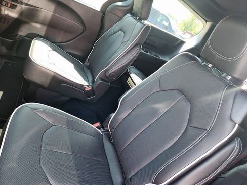 New 2026 Chrysler Pacifica Limited w/ S Appearance Package FWD image 5