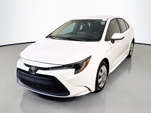 Used 2025 Toyota Corolla LE FWD image 4
