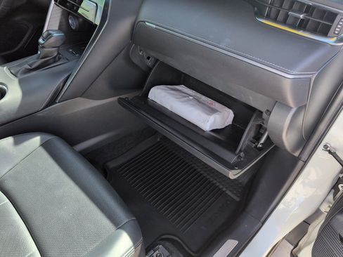 Used 2021 Toyota Venza XLE w/ Softex Package image 31