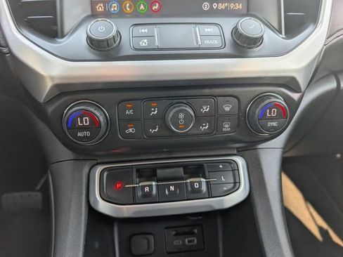 Used 2020 GMC Acadia SLT w/ Premium Package FWD image 17