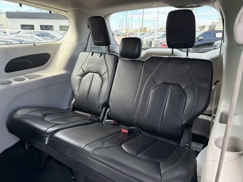 Used 2022 Chrysler Pacifica Touring-L image 22
