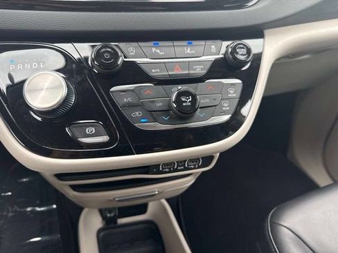 Used 2023 Chrysler Pacifica Touring-L FWD image 20